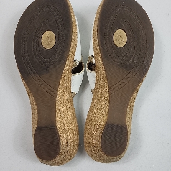 Clarks Artisian White Leather Slides Sandal Wmns 8.5 M Open Toe Wedge Heel Beige - Picture 5 of 9